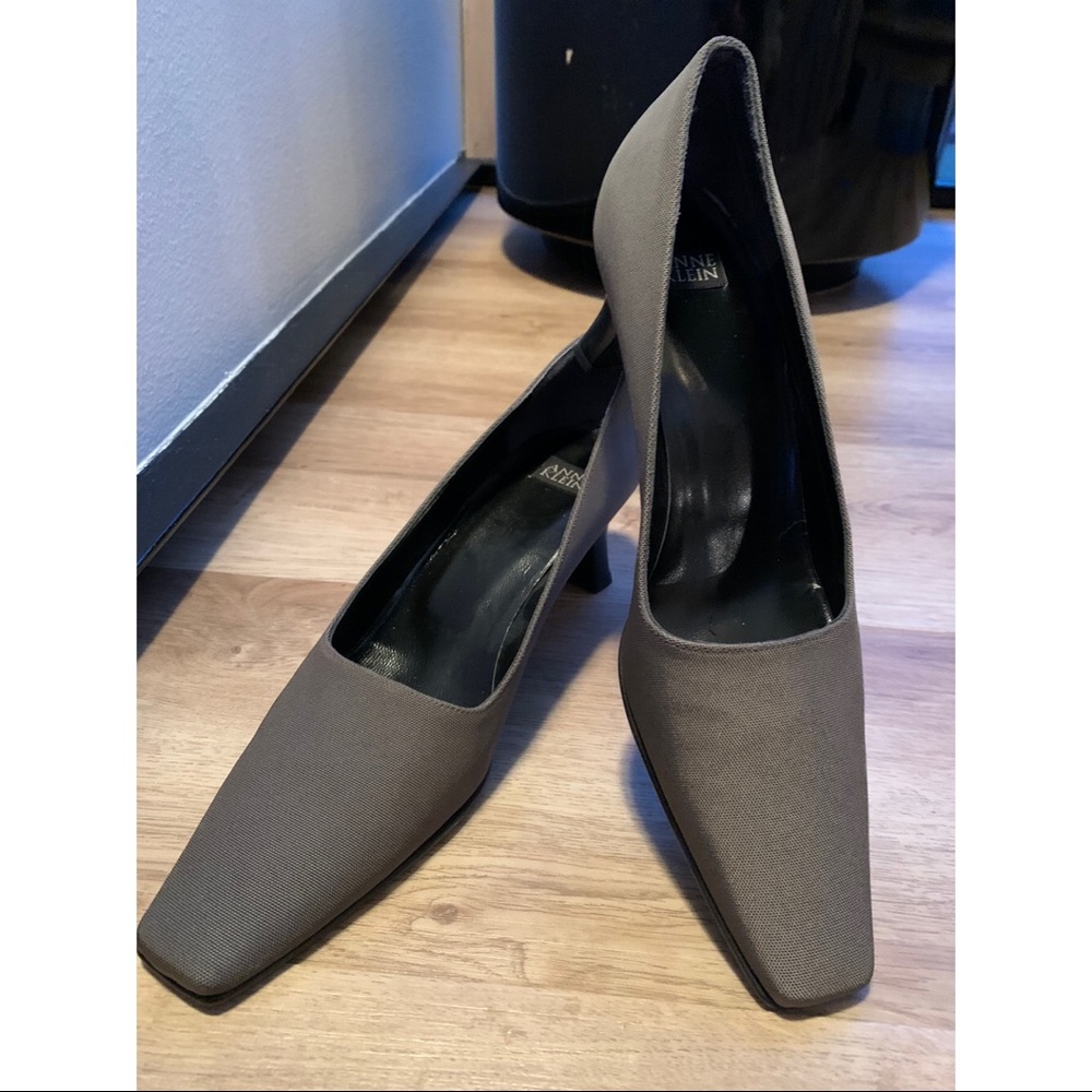 🤩Anne Klein Grosgrain Fabric  Olive Heels 👠8M - Picture 3 of 6